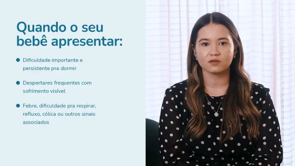 Dra. Nayara Firmeza na aula de sono, com a lista: procure ajuda quando o bebê apresentar dificuldade importante e persistente para dormir, despertares frequentes com sofrimento visível, febre, dificuldade para respirar, refluxo, cólica ou outros sinais associados